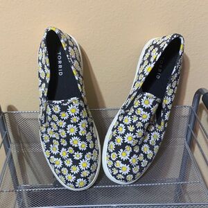 9WW Torrid adorable Black w/ White & yellow daisy pull on shoes